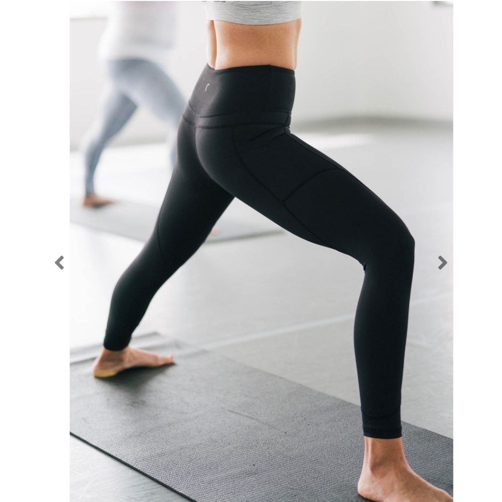 Zyia black pocket light and tight